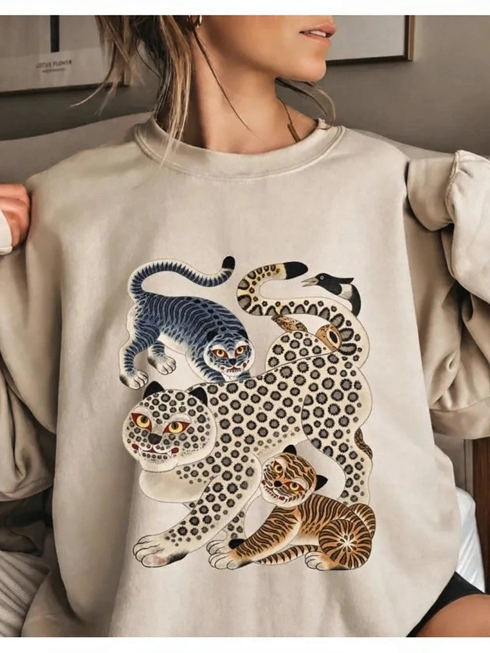 Sand Tiger Graphic Sweatshirt, Retro Multicolor Korean Art Tiger Sweatshirt
